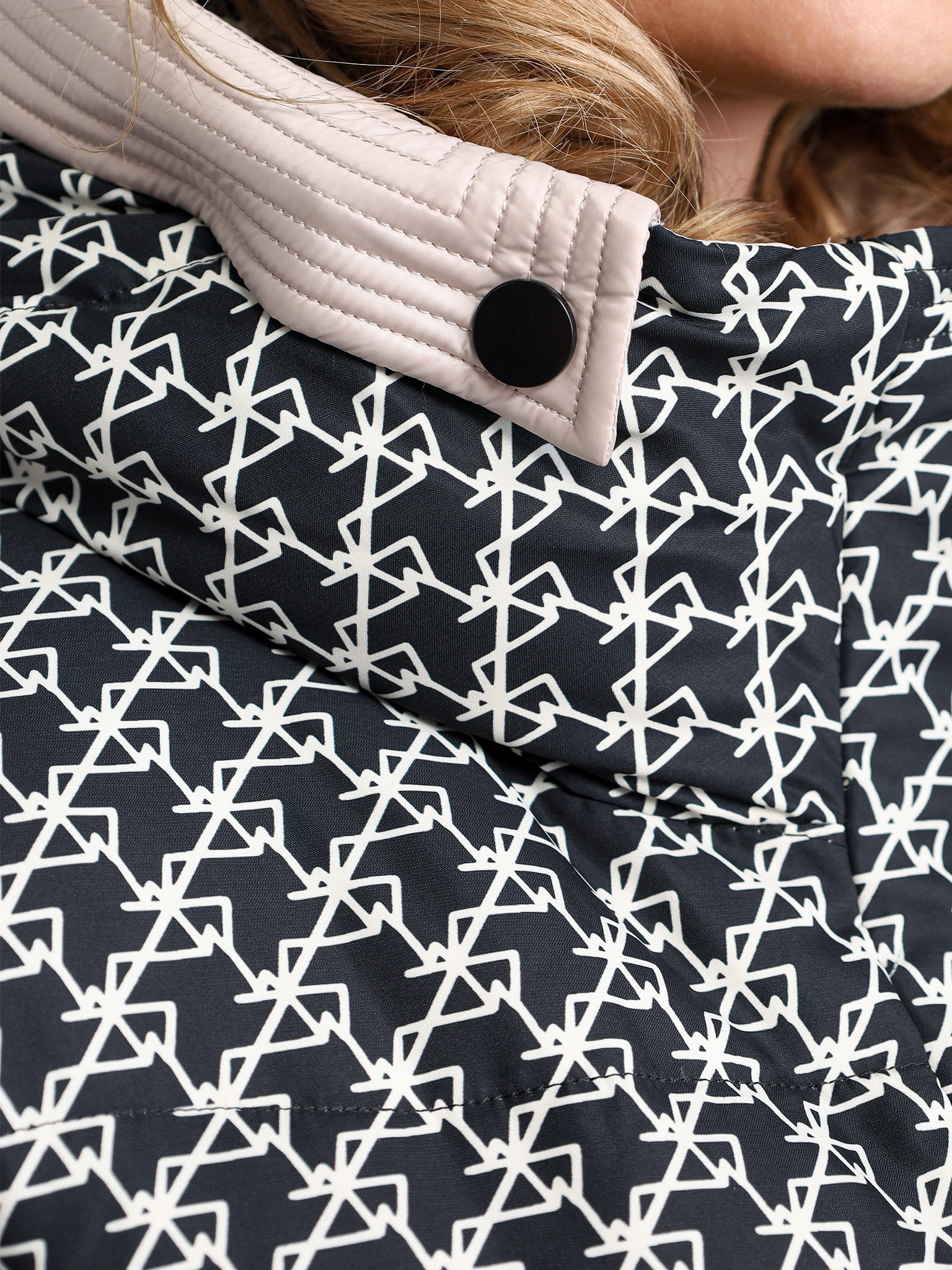 Пуховик черного цвета с капюшоном